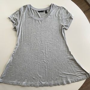 HALSTON LIGHT GREY 94 % MODAL/ 6% SPANDEX SHORT SLEEVE T-SHIRT WITH BOTTOM FLARE